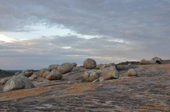 Conjunto de matacões, a Pedra do Capacete bem à esquerda, no Lajedo do Pai Mateus, região de Cabaceiras - PB